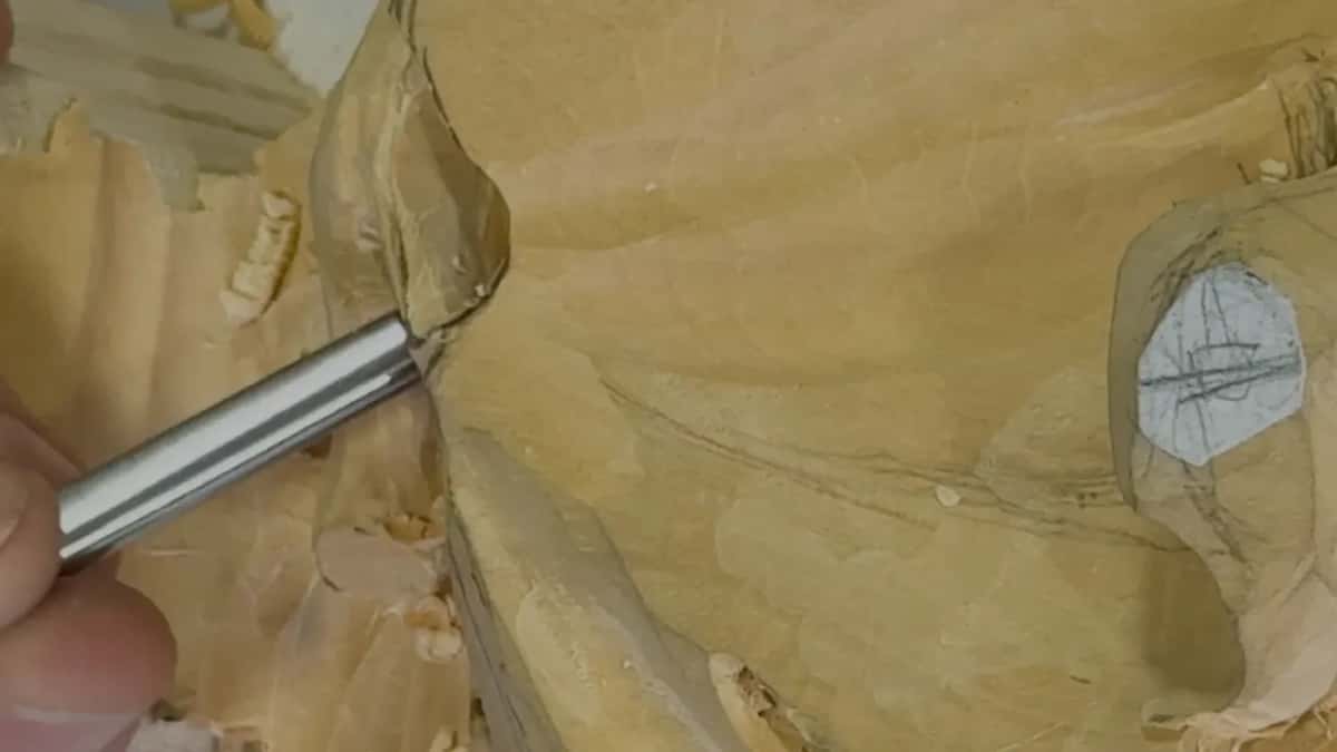 Close view of a blade tucked under a raised edge