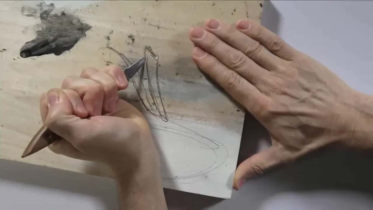 Closed fist on the handle, free hand flat