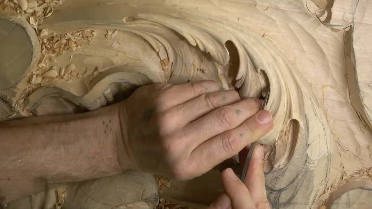 Narrow steel inside a curl