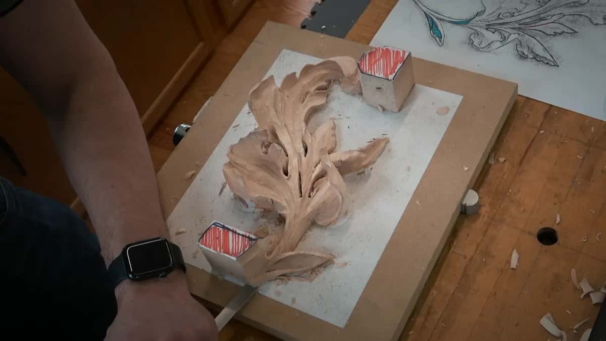 Thin blade entering by the lower block