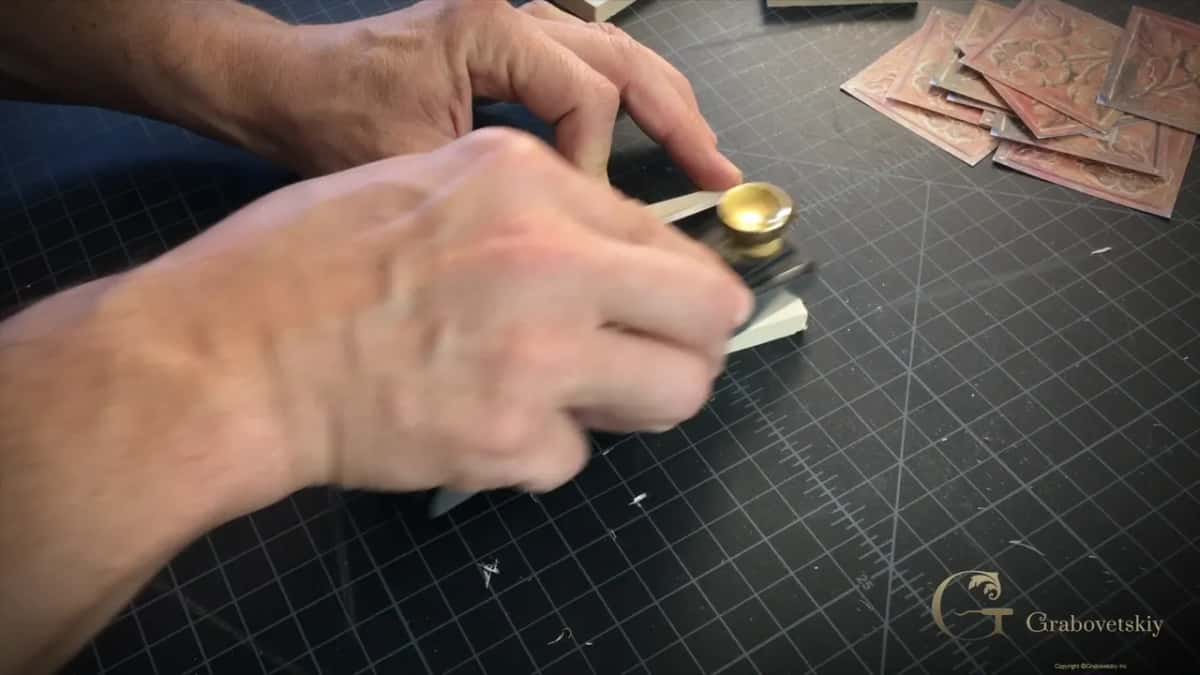Block plane with a brass knob