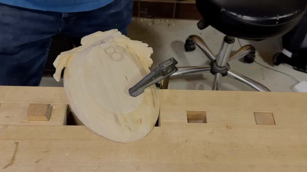 Three pencil circles touching each other near the lobes of the upturned tray