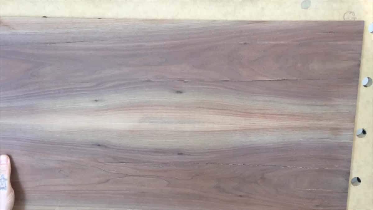 Long grain waves, lighter in the middle.