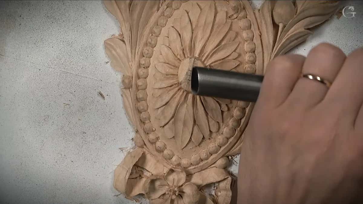 A wide gouge rounding the middle into a dome